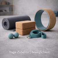 Yoga-Zubehör wie Matte, Blöcke, Gurt, Yoga-Rad und Massagebälle in ruhiger Anordnung mit eingeblendetem Kategorienamen Yoga-Zubehör | Beweglichkeit