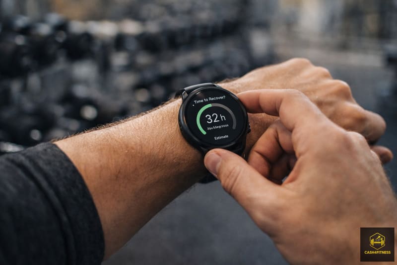 Sportler prüft auf einer Fitness-Smartwatch die Erholungszeit nach dem Training – Symbolbild für Regeneration nach dem Training, Trainingsbelastung und Erholungsplanung im Fitness-System